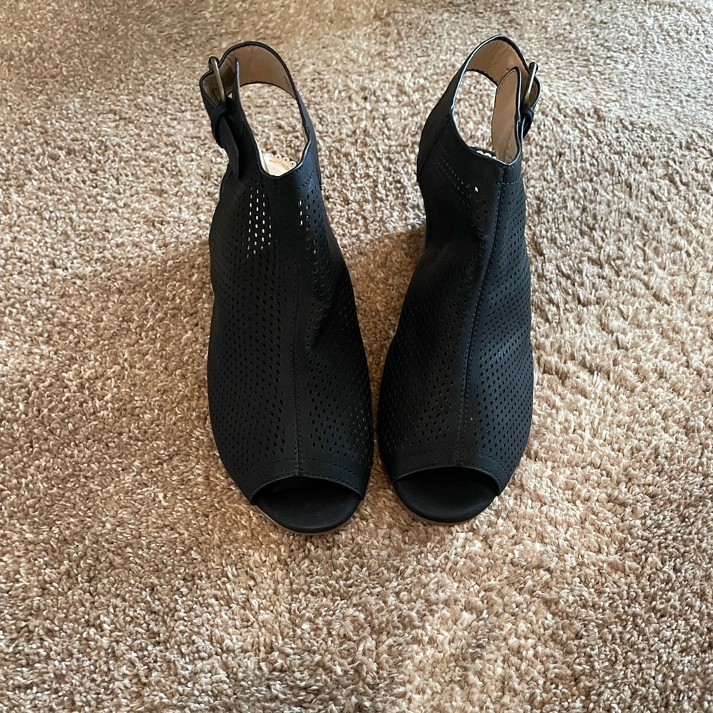 Stylish Black Women's Peep-Toe sandals